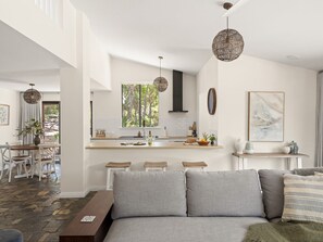 Smart-tv, eldstad, en stereo och kontor