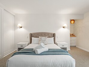 3 bedrooms, desk, iron/ironing board, free WiFi