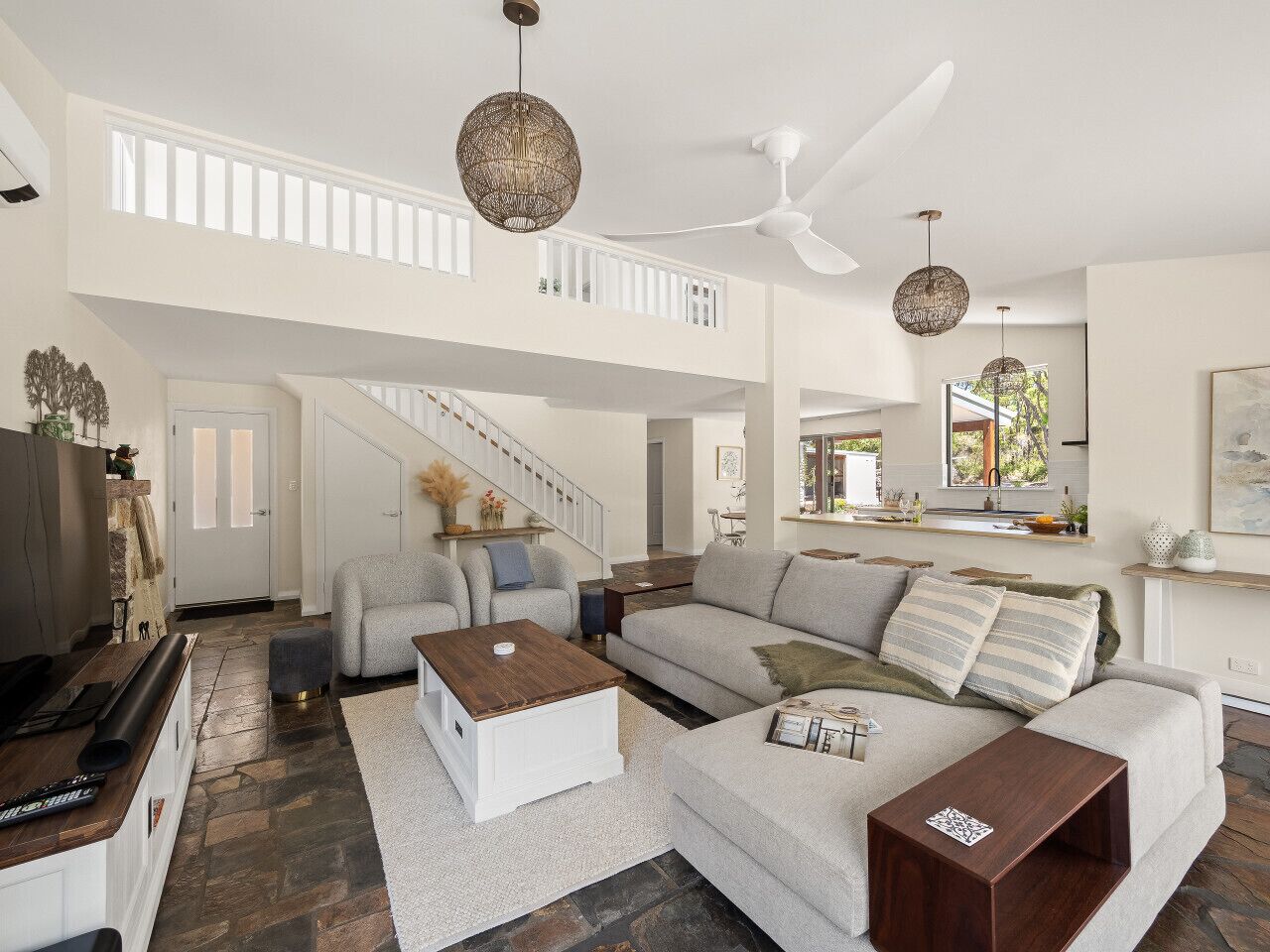 Smart TV, caminetto, studio, monitor per computer