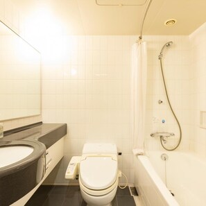 Ein Badezimmer mit Toilette, Waschbecken und Badewanne.