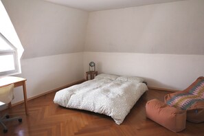 1 bedroom, desk, internet, bed sheets