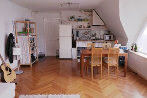 Een koelkast, een magnetron, een koffiemolen