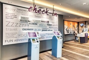 Lobby - Premier Inn Banbury Town Centre Hotel (Banbury)