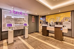 Lobby - Premier Inn Edinburgh City Centre Hotel (Edinburgh)