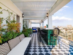 Outdoor dining - Liv Urban Larnaca (Larnaca)