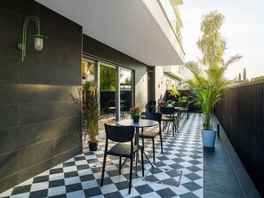 Outdoor dining - Liv Urban Larnaca (Larnaca)