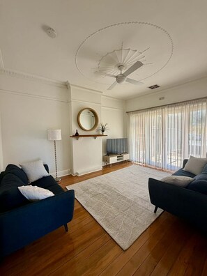 TV - Character maisonette halfway between the city and the sea (Plympton)