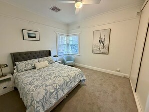 2 bedrooms, iron/ironing board, travel cot, free WiFi - Character maisonette halfway between the city and the sea (Plympton)