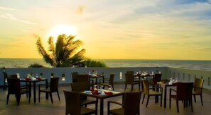 Outdoor dining - The Acacia Hotel Anyer (Cinangka)