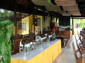 Outdoor dining - Wonua Monapa Hotel Resort (Kendari)