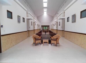 المنشأة من الداخل