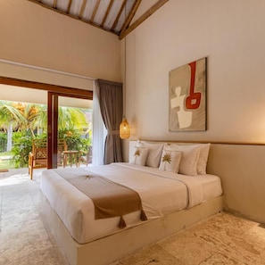 Quarto com cama, vista para o exterior, obra de arte na parede e ventilador de teto.