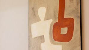 Pared con textura y diseño geométrico.