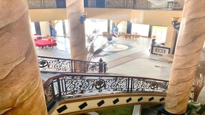 Un hall d’entrée spacieux, agrémenté d’une fontaine centrale, de plusieurs espaces de détente et d’un magnifique escalier.