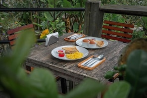 Outdoor dining - Umadhatu Village & Outbound Resort (Selemadeg)