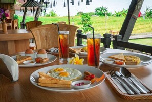 Outdoor dining - Umadhatu Village & Outbound Resort (Selemadeg)
