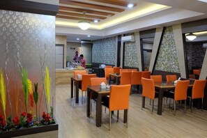 Dining - Holiday Hotel Batam (Batam)