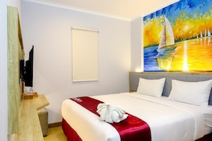 Een hotelkamer met een bed, een schilderij van een zeilboot, een rode plaid en een flatscreen televisie.