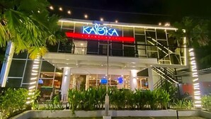 Un edificio con un letrero que dice 'KAOKA'.