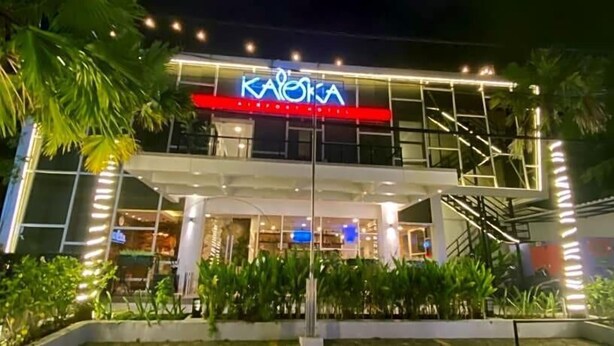 A building with a sign that reads 'KAOKA'. - Kaloka Airport Hotel (Sumbawa Besar)