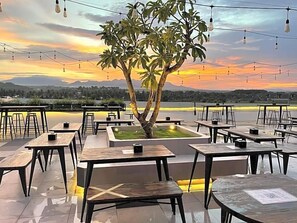 Outdoor dining - Kaloka Airport Hotel (Sumbawa Besar)