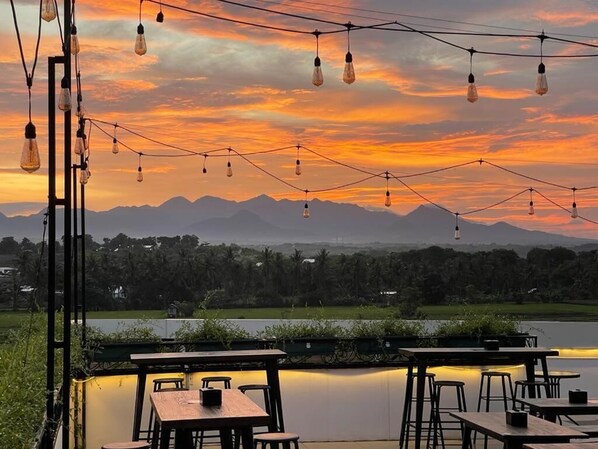 รับประทานอาหารกลางแจ้ง