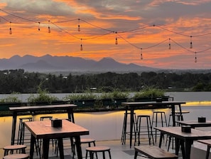 Outdoor dining - Kaloka Airport Hotel (Sumbawa Besar)