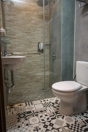 Bathroom - Kaloka Airport Hotel (Sumbawa Besar)