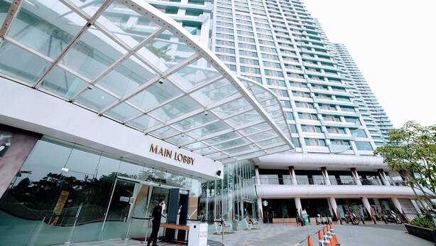 Un edificio moderno con fachada de vidrio y un letrero grande que dice 'MAIN LOBBY'.