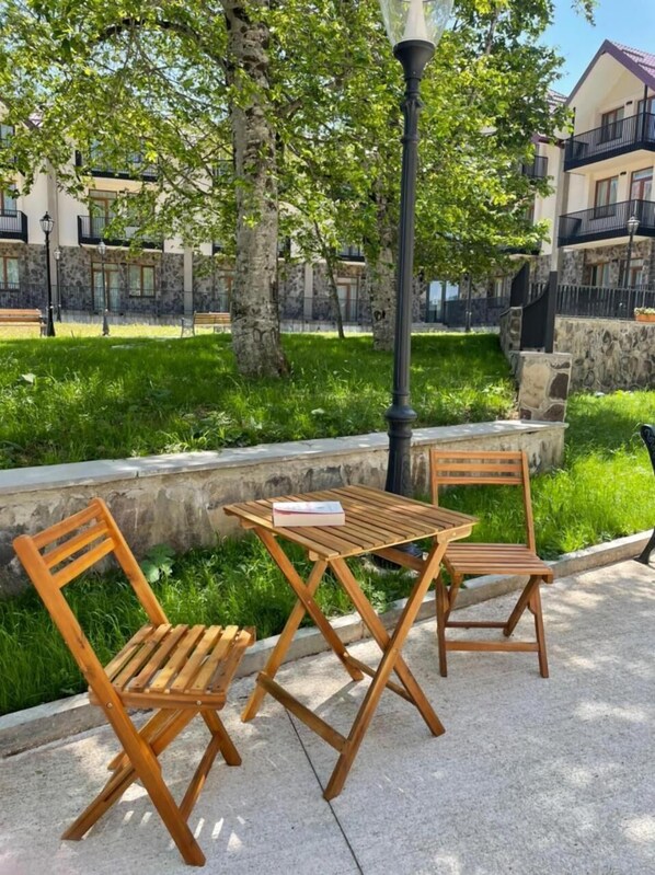 Outdoor dining - Komorebi Bakuriani Resort (Borjomi)