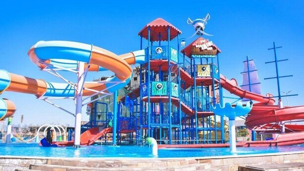 Een waterpark met meerdere glijbanen en een centraal torentje.