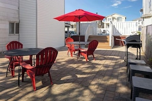 Outdoor dining - Wildwood Inn, a Travelodge by Wyndham (Wildwood)