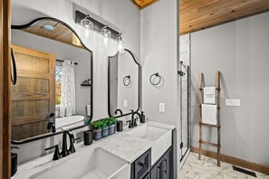 Douche, baignoire à jets, sèche-cheveux, serviettes fournies