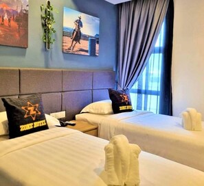 Habitación de hotel con dos camas, un cabecero, una ventana con cortinas y un cuadro en la pared.