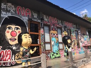 Ein Gebäude mit Graffiti, darunter auch Zeichentrickfiguren und Schriftzüge.