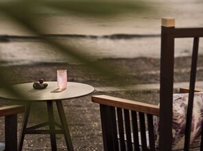 Outdoor dining - Sea Breeze Santorini Beach Resort, Curio by Hilton (Santorini)