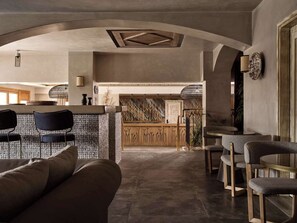 Bar (on property) - Sea Breeze Santorini Beach Resort, Curio by Hilton (Santorini)