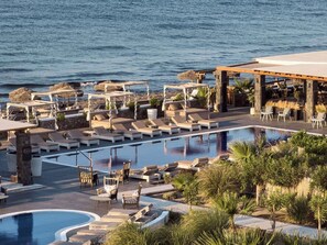 Outdoor pool - Sea Breeze Santorini Beach Resort, Curio by Hilton (Santorini)