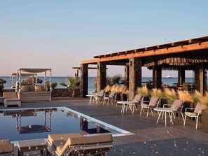 Pool - Sea Breeze Santorini Beach Resort, Curio by Hilton (Santorini)