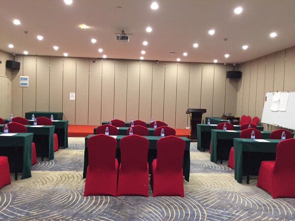 A conference room with tables, chairs, and a whiteboard. - Echarm Hotel (Guangzhou)