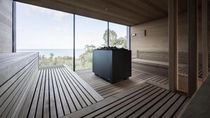 Un intérieur moderne avec une grande fenêtre donnant sur la mer.