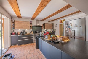 Kühlschrank, Mikrowelle, Ofen, Geschirrspüler