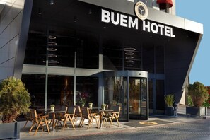 Outdoor dining - Buem Hotel Kosuyolu (Istanbul)