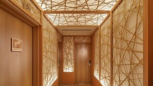 A narrow hallway with wooden walls and a ceiling with a geometric pattern. - Stay Sakura Tokyo (Tokyo)