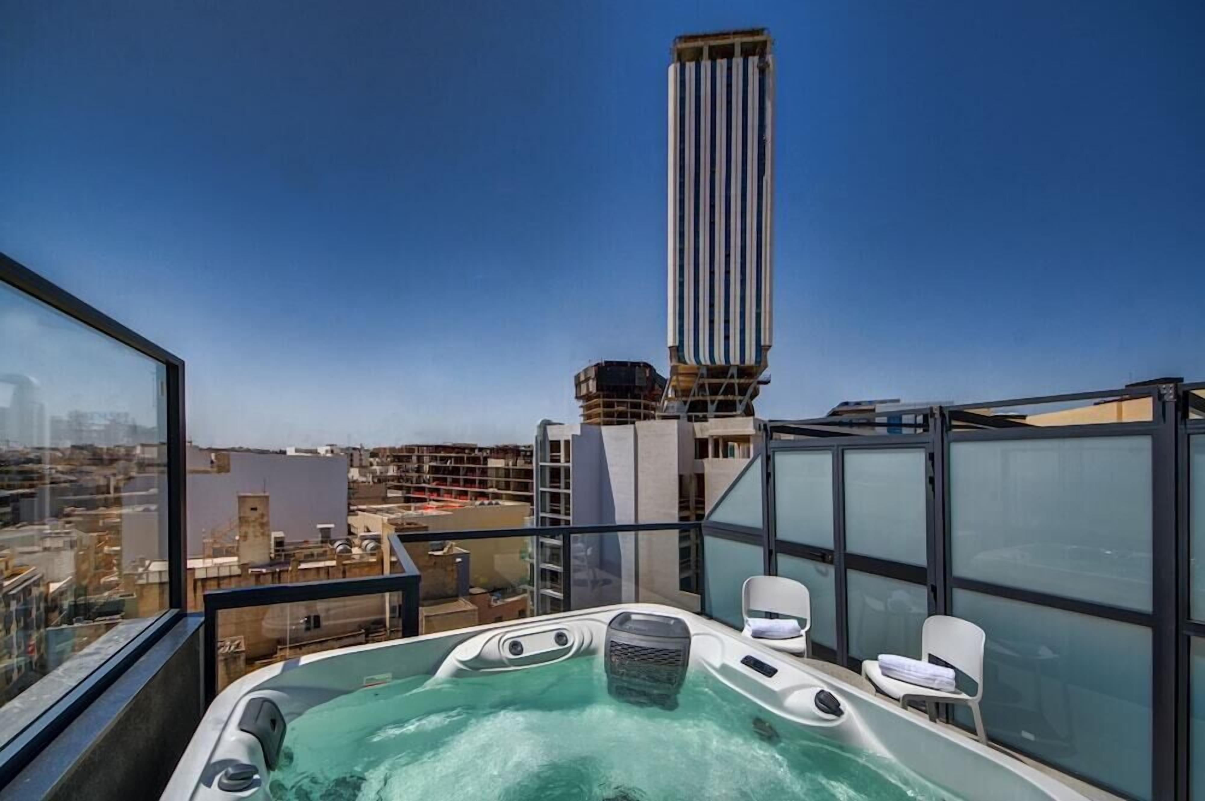 Banyera d'hidromassatge a l'aire lliure