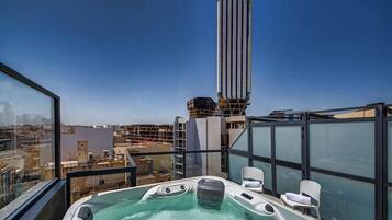 Banyera d'hidromassatge a l'aire lliure