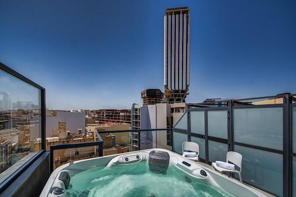 Outdoor spa tub - Ikyk Hotel (St. Julian's)