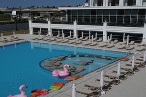 Kolam renang tertutup, kolam renang terbuka