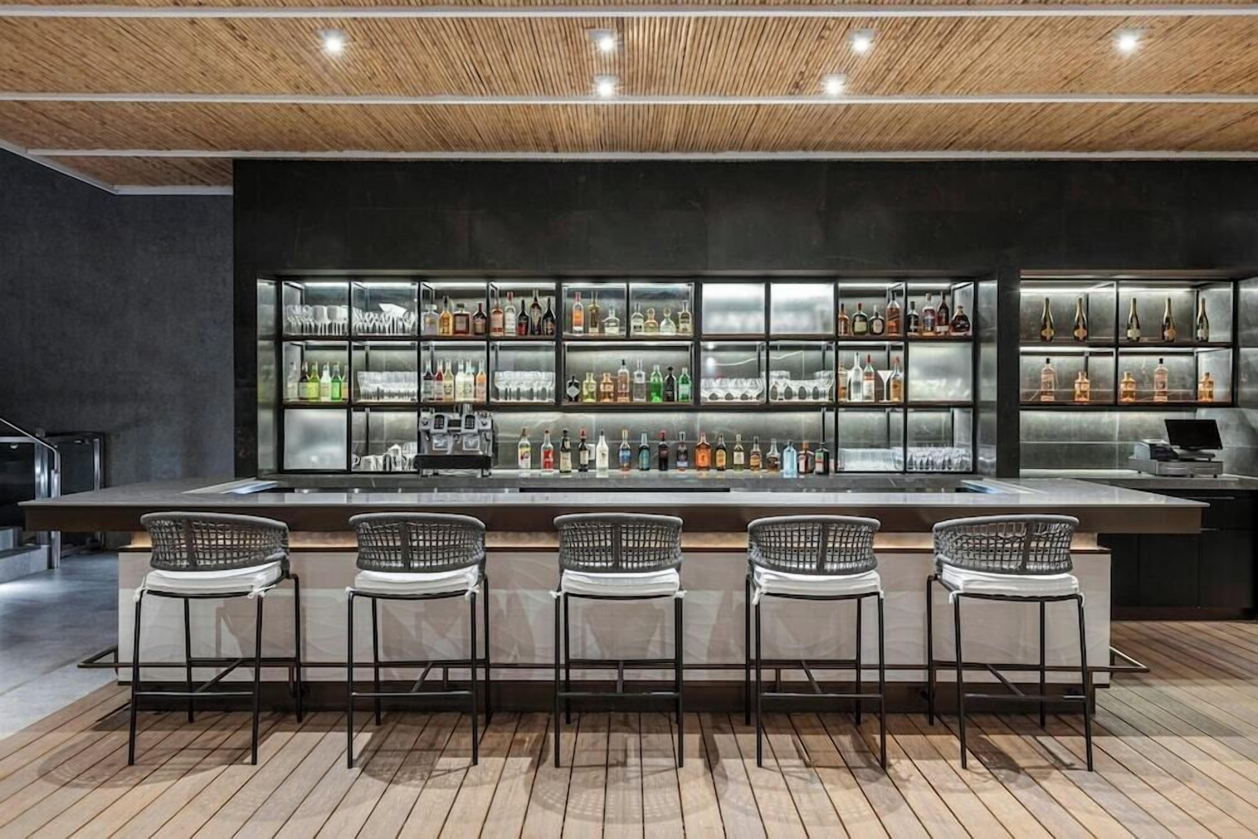 Bar (trong khuôn viên)