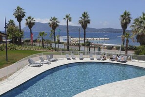 Una piscina al aire libre